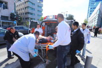 صور: إصابة خطيرة لسائق دراجة كهربائية بحادث طرق شمال يافا